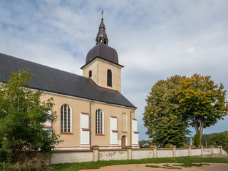 Fototapeta premium Kościół w Becejly w słoneczny dzień, Podlaskie, Polska