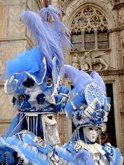 Pareja con trajes tradiciones del carnaval de Venecia
