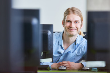 Student als Programmierer am Computer