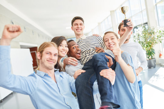 Studenten Team mit Pokal bejubelt einen Sieg