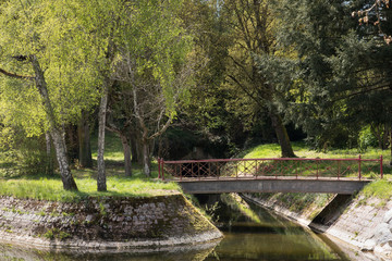 un pont traversant un canal. Un pont surplombant une rivière