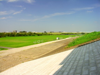 新しい護岸と秋の江戸川河川敷風景
