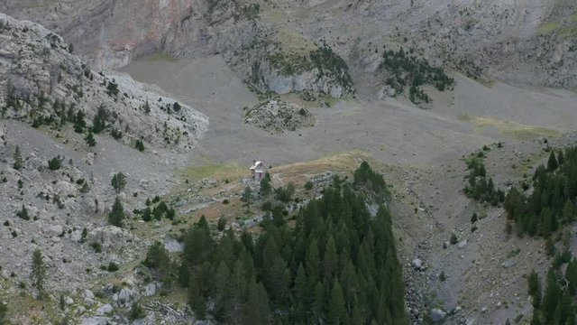 Acercamiento a refugio en la monta&ntilde;a