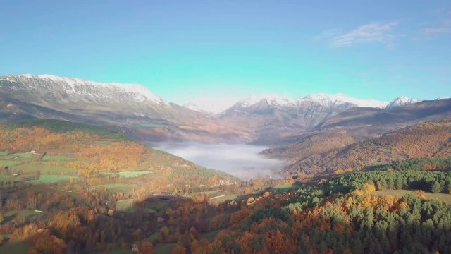 Valle con densa niebla y cielo azul