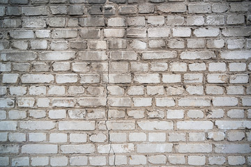 Obraz premium Shabby light brick wall texture with crack
