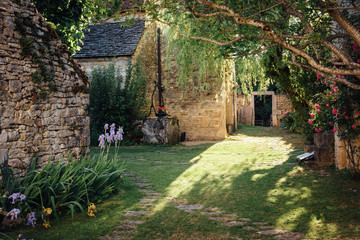 jardin romantique et vieille maison en pierre