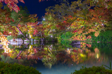 日本の秋の風景、もみじと色づき始めた山々