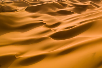 Fototapeta na wymiar Abstract pattern of sand dunes in the desert.