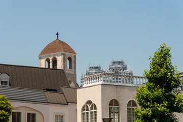青空と特徴的な形の西洋風の建物