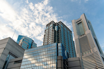 Obraz premium 面白い形の雲と横浜のビル群