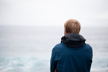 Hombre solitario contemplando el mar
