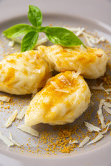 Culurgiones ripieni di patate e pecorino conditi con bottarga di muggine, Cucina Sarda