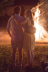 couple amoureux devant un feu de camp