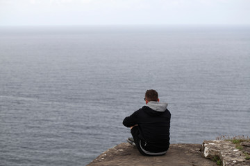 Fototapeta premium Hombre solitario contemplando el mar