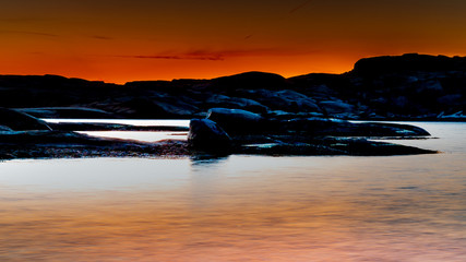 Punkt widokowy Verdens Ende, na wyspie Tjome, widok na cieśninę Skagerrak w nocy