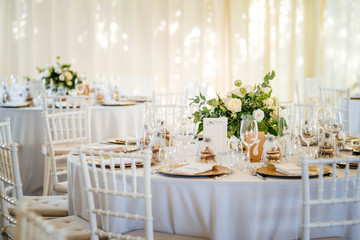 Luxury wedding table decoration. Special event table set up. Fresh flower decoration. - obrazy, fototapety, plakaty