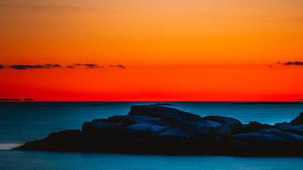 Punkt widokowy Verdens Ende, na wyspie Tjome, widok na cieśninę Skagerrak w nocy © Dreamnordno