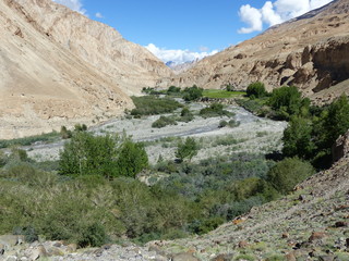 Fiume stretto nelle montagne remote del Ladakh in India.