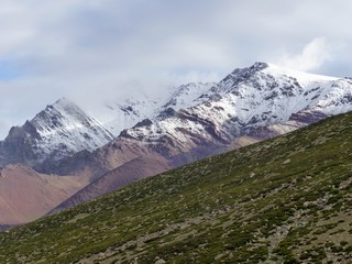 Cima innevata d'estate nel Ladakh in India.