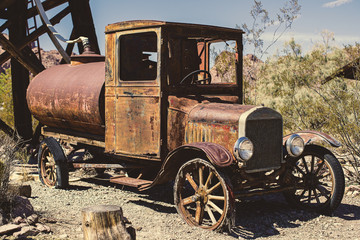 Fototapeta na wymiar Very old vintage car with great signs of decay rotting away in ghost town nelson nevada