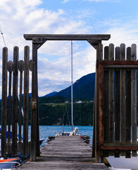 Cancello di legno, sul molo del lago © Studio Gi
