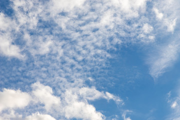 Obraz premium Nuage blanc gris sur un ciel bleu