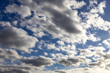 Ciel chargé de nuage blanc gris sur un ciel bleu
