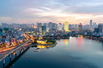 Fototapeta premium Pejzaż Hanoi w okresie zachodu słońca. Widok na panoramę Hanoi nad jeziorem Hoang Cau