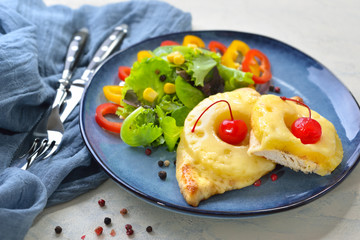 Hähnchenschnitzel Hawaii mit Ananas und Käse im Ofen überbacken, mit gemischtem Salat serviert...