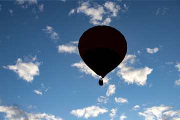 Obraz premium Hot air balloon over blue sky.