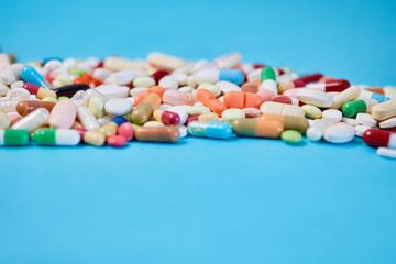 Viele bunte Medikamente als Pharma Hintergrund