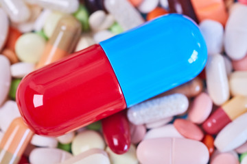 Gro&szlig;e Pille auf vielen bunten Medikamenten