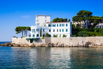  A villa on the beach at Plage Le Bestouan, Cassis, Bouches-du-Rhône, Provence-Alpes-Côte d'Azur, Southern France, France, Europe - obrazy, fototapety, plakaty