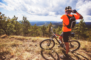 Plakat Mountain biker taking photo of beautiful nature landscape