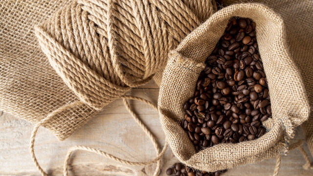 High view coffee beans in burlap sack © Freepik
