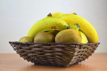 Platanos y kiwis en cesto de mimbre
