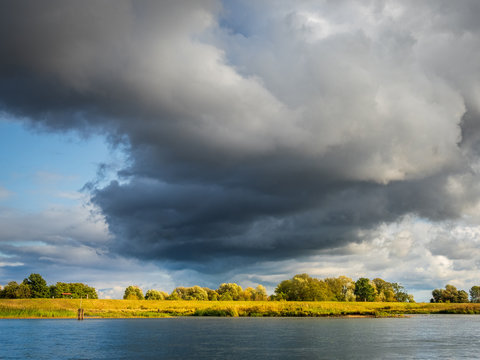 dramatischer Himmel &uuml;ber der Oder bei Lebus
