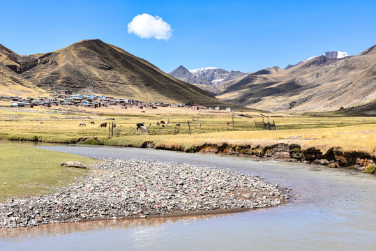 The Rio Chillcamayu winds its way through the Chillca Valley. Ausungate, Cusco, Peru