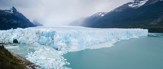 Fototapeta na wymiar Vista panorámica del glaciar Perito Moreno, Provincia de Santa Cruz, Patagonia, Argentina 