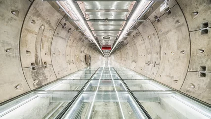 U-Bahn-Tunnelgehweg ohne Menschen. Öffentliche Verkehrsmittel, Bauindustrie, Tiefbau, Stadtleben oder futuristisches Innenarchitekturkonzept © Urbanscape
