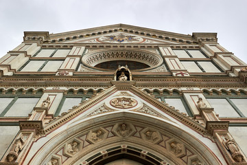 Obraz premium Architectural fragments of Florence Basilica of Holy Cross (Basilica di Santa Croce, 1385) - Franciscan church on Piazza di Santa Croce - largest Franciscan church in world. Florence, Tuscany, Italy.