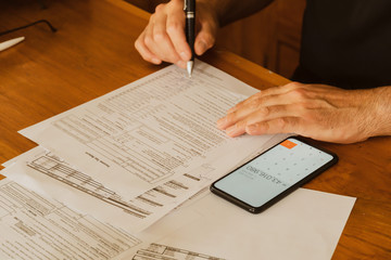 Naklejka premium Filling out an individual income tax return