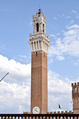 Fototapeta premium Torre de Mangia, antiguo campanario medieval en Siena Italia