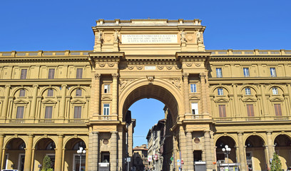 Fototapeta na wymiar Arco de la Plaza de la República en Florencia Italia