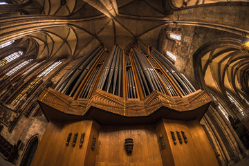 Das Kirchenschiff verschiedener Kirchen in Nürnberg mit Super Weitwinkel fotografiert