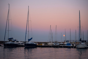 Fototapeta na wymiar many beautiful yachts stand in the bay at sunset in the summer season