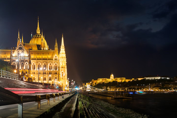 Obraz premium Hungarian parliament building by the river at night. Side view