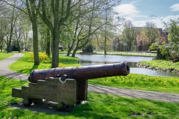 Dekokissen Alte historische Kanone im Stadtpark an der &quot Plantage&quot  (ist Straßenname) in der Stadt Harderwijk, Gelderland, NLD © Laurens