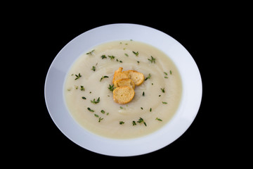 Creamy cauliflower soup with bagel crisp