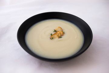 Creamy cauliflower soup with bagel crisp
